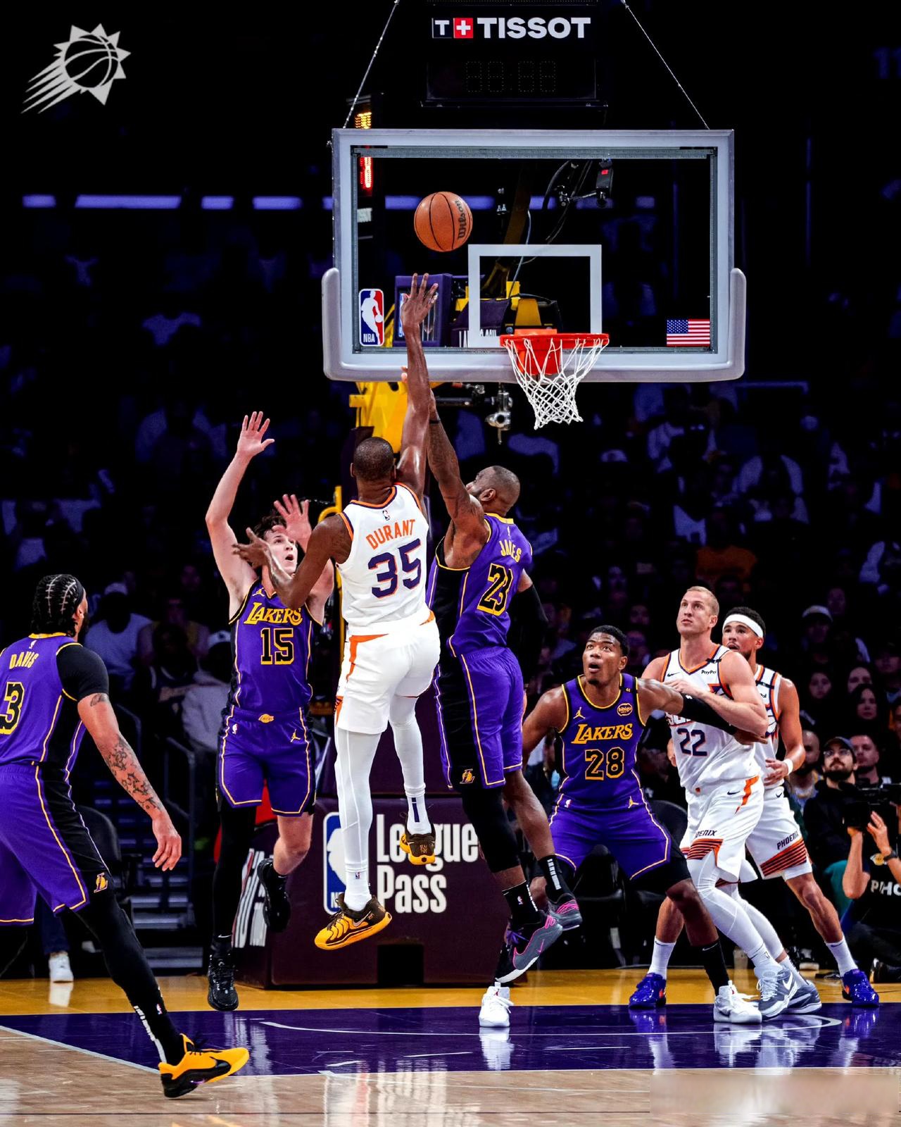 青岛队险胜热火，布克高光表现的简单介绍