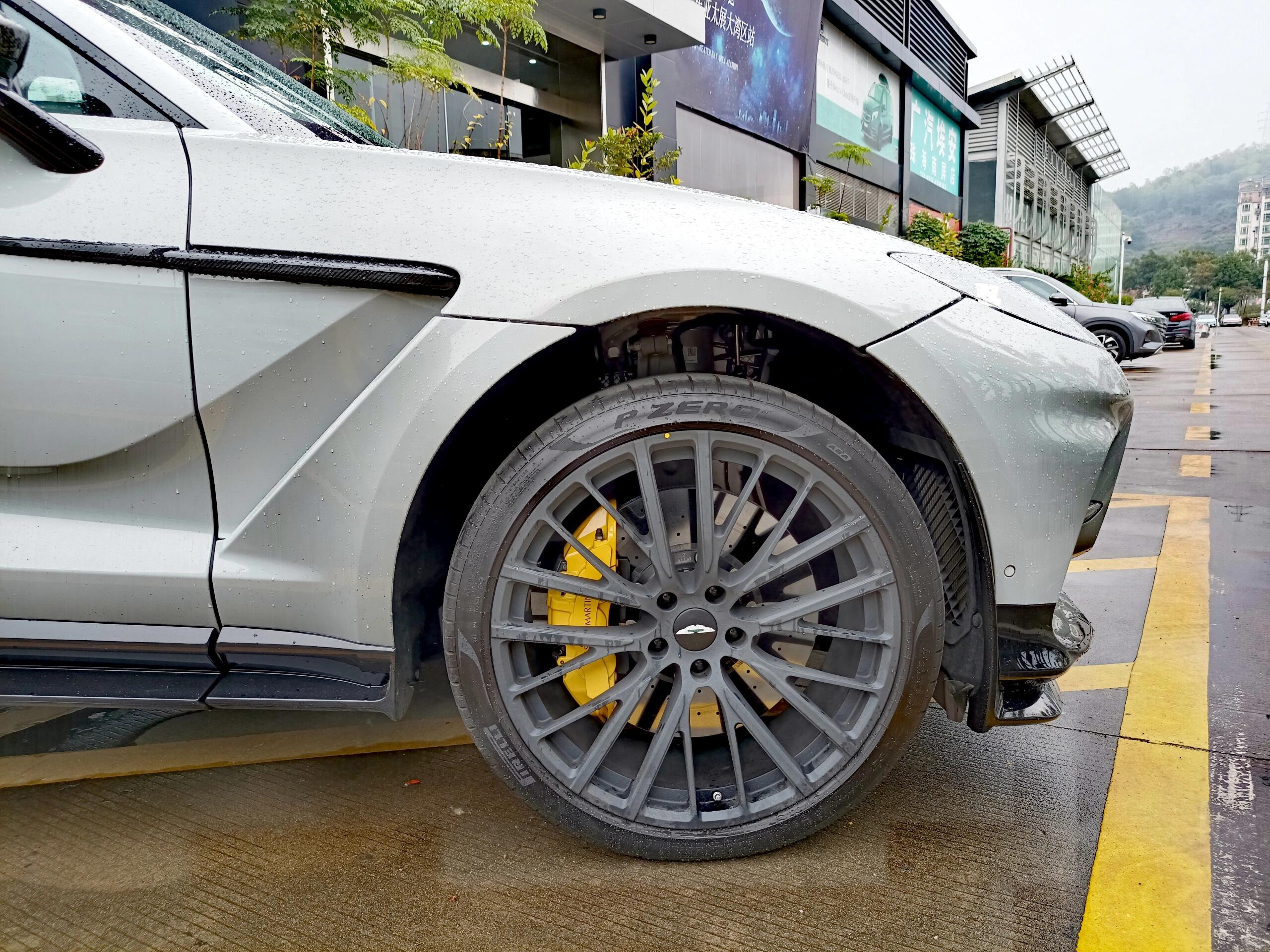 包含阿斯顿马丁翻盘梅赛德斯，塞恩斯统治全场的词条