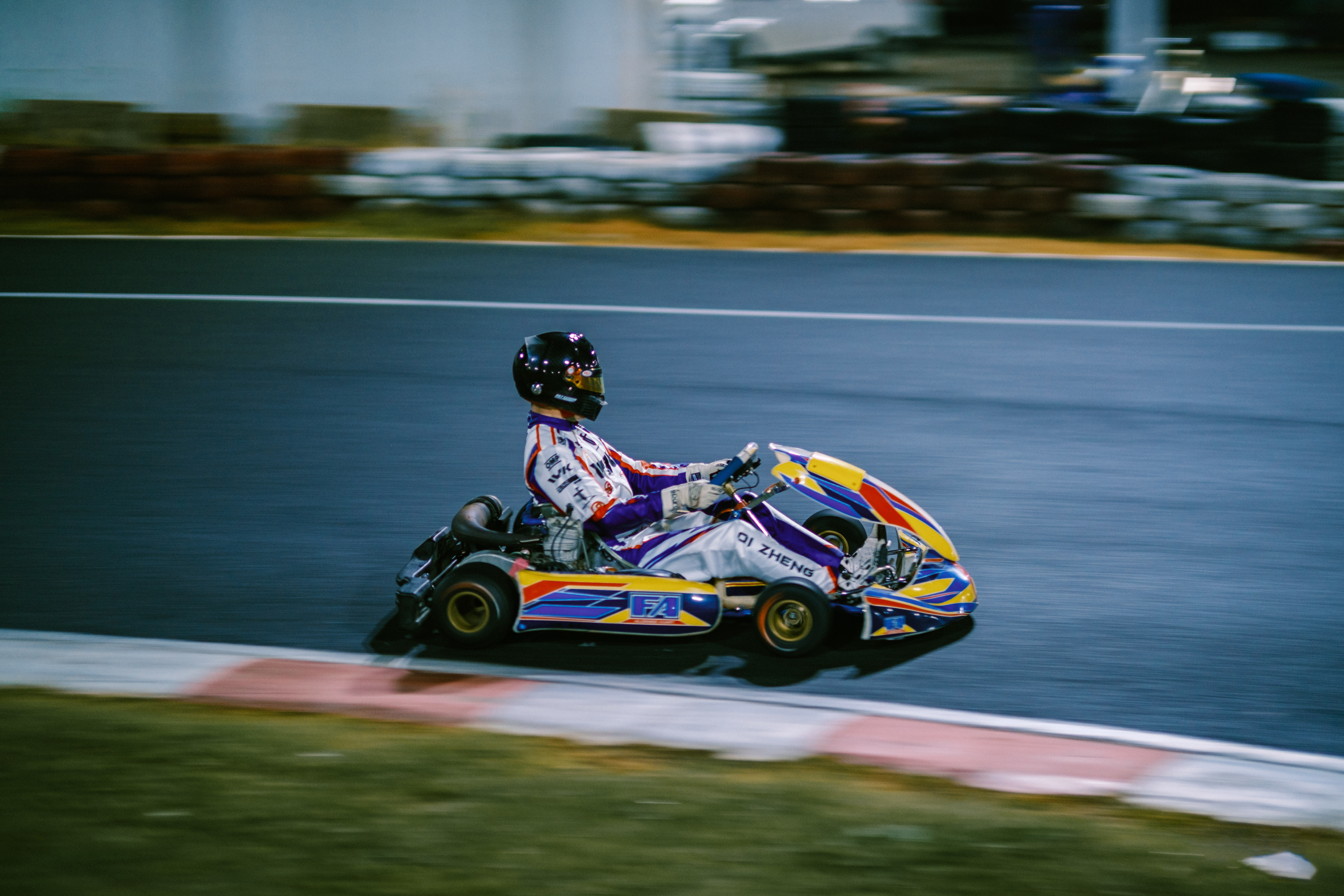 关于赛车比赛现场报道：车手巅峰对决引爆赛场的信息