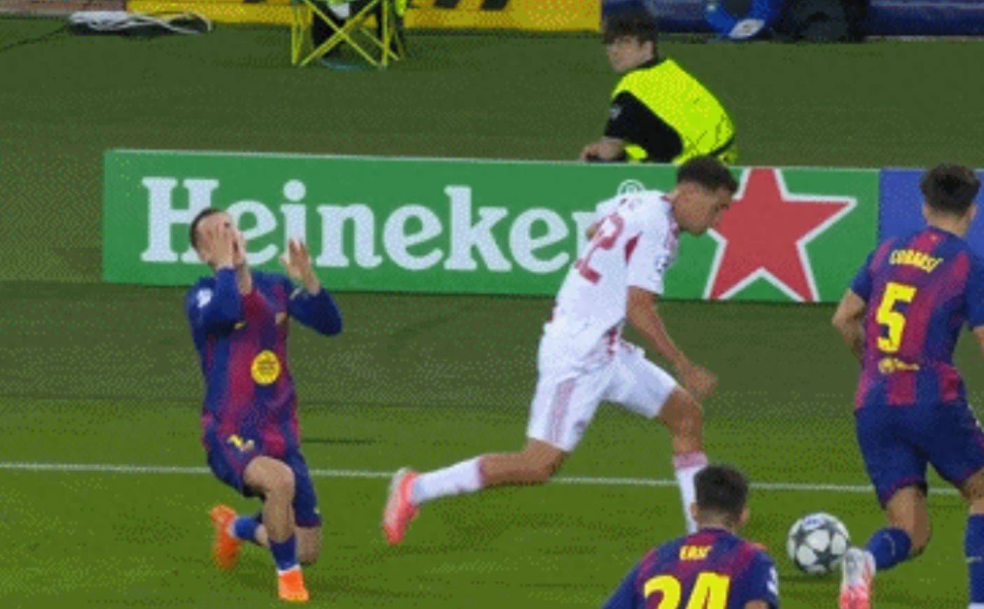 比赛中出现红牌事件,引起争议 比赛中出现红牌事件,引起争议