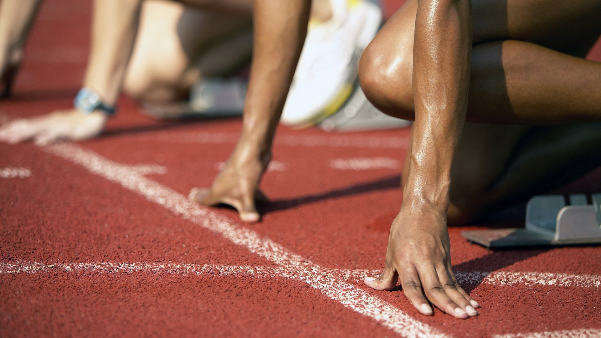 赛道上的贵族逆袭，阿斯顿马丁横扫索伯，塞恩斯高光表现诠释何为绝对核心