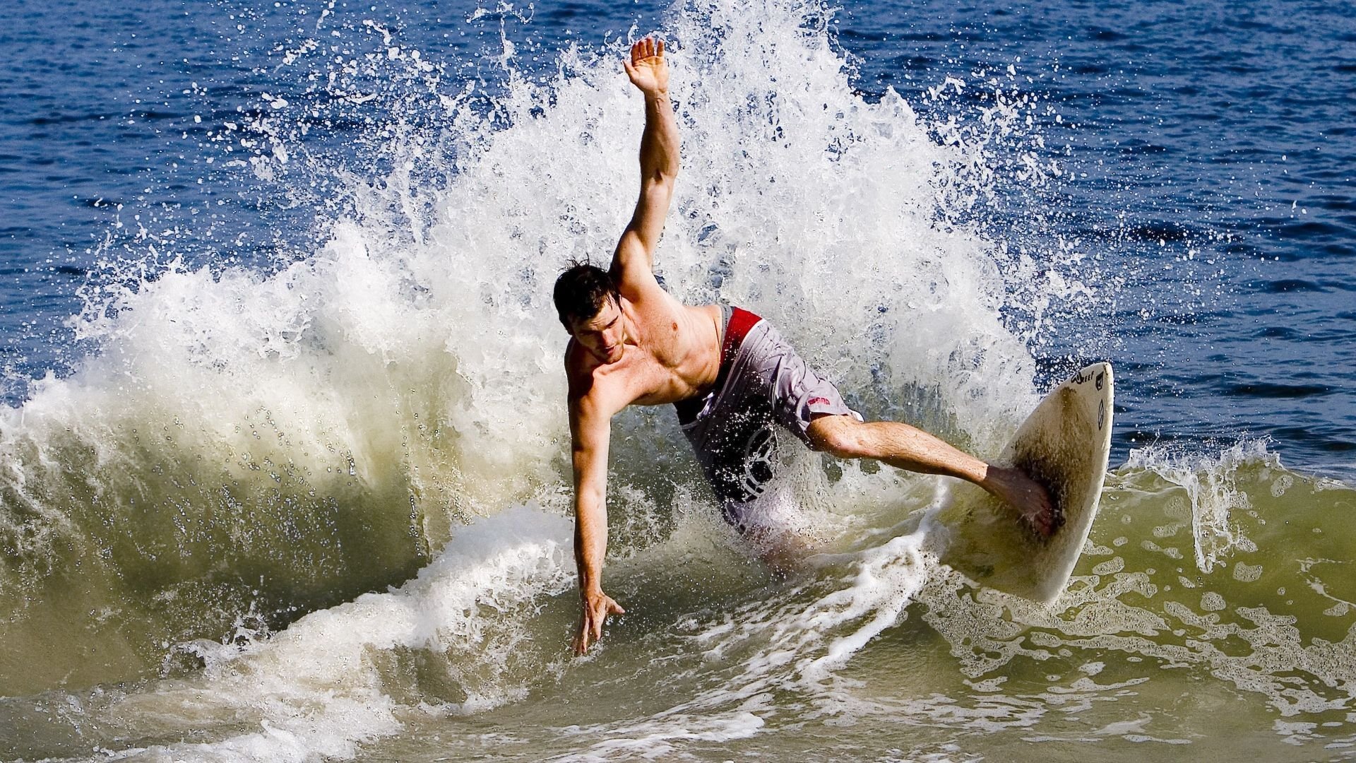 意甲焦点战之夜，霍勒迪关键回合不手软，一锤定音铸就经典